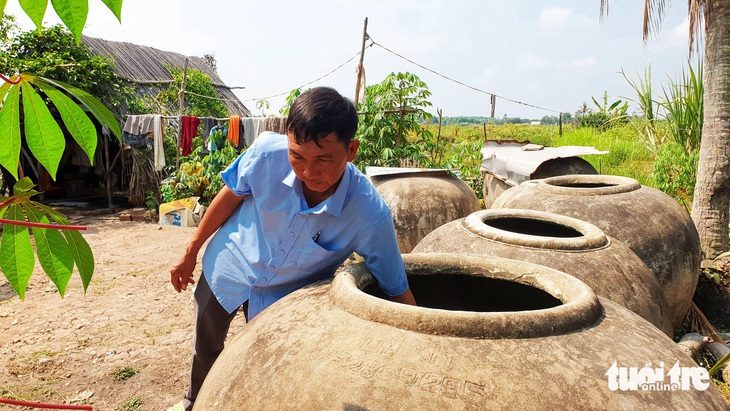 Trang bị nhiều lu, khạp... chứa nước ngọt là một trong những cách làm để trữ nước và dự phòng cho những lúc trời không mưa - Ảnh: THANH HUYỀN