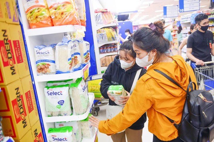 Chính phủ giao Bộ Tài chính nghiên cứu giảm thuế giá trị gia tăng trong năm 2024 - Ảnh 1. Nhiều mặt hàng thực phẩm khô đang được giảm thuế giá trị gia tăng xuống còn 8% - Ảnh: Q.ĐỊNH