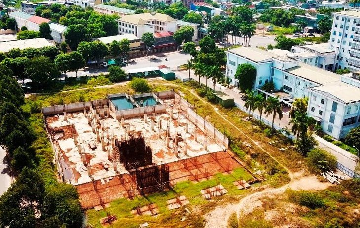 Chủ đầu tư bệnh viện ngàn tỉ trả lại đất cho Quảng Ngãi sau 6 năm thuê rồi... để đó - Ảnh 1. Dự án bệnh viện chất lượng cao sau 6 năm chỉ là đống cọc sắt hoen gỉ - Ảnh: TRẦN MAI
