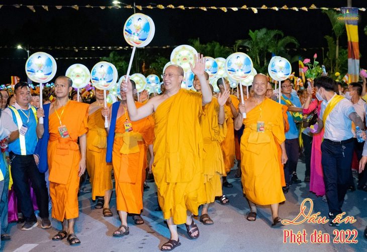 Trụ trì chùa Ba Vàng - đại đức Thích Trúc Thái Minh - và các chư tăng trong ngày lễ Phật đản năm 2022 - Ảnh: Chùa Ba Vàng